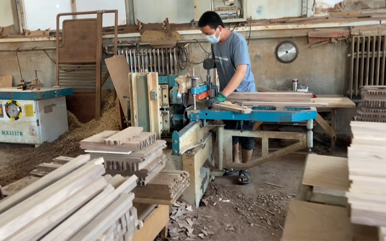 實木開榫,有人認(rèn)識這是什么榫嗎?#榫卯結(jié)構(gòu) #實木家具工廠 #黑胡桃家